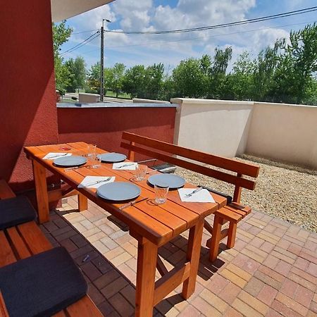 Aqua Apartman Тисауйварош Экстерьер фото