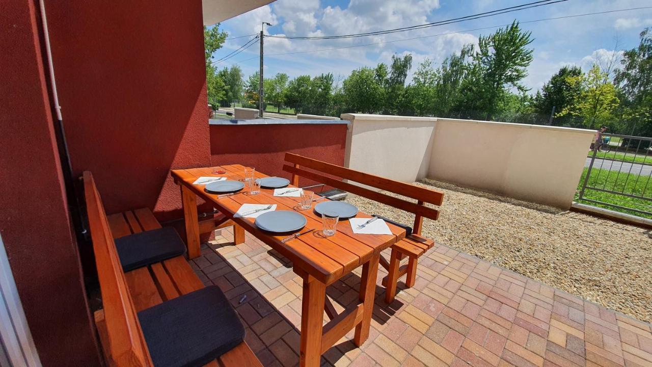 Aqua Apartman Тисауйварош Экстерьер фото