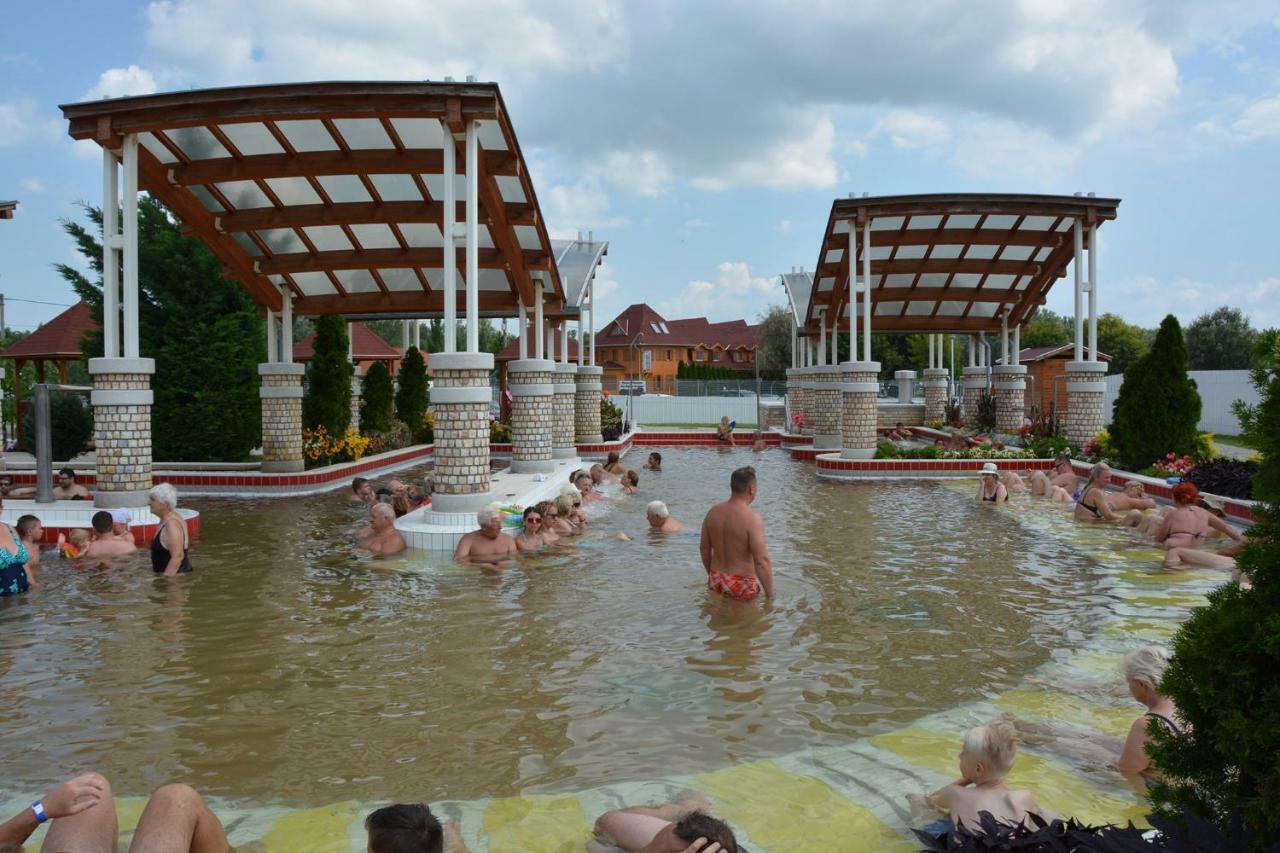 Aqua Apartman Тисауйварош Экстерьер фото